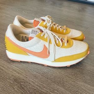 Nike Air Daybreak SE Sun Club Sneakers in Sail/Hot Curry Size 8.5